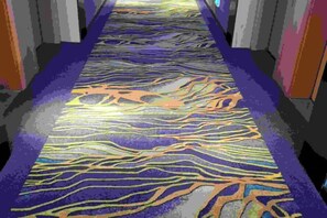 Ein Korridor mit gemustertem Teppich und Wandverkleidung.