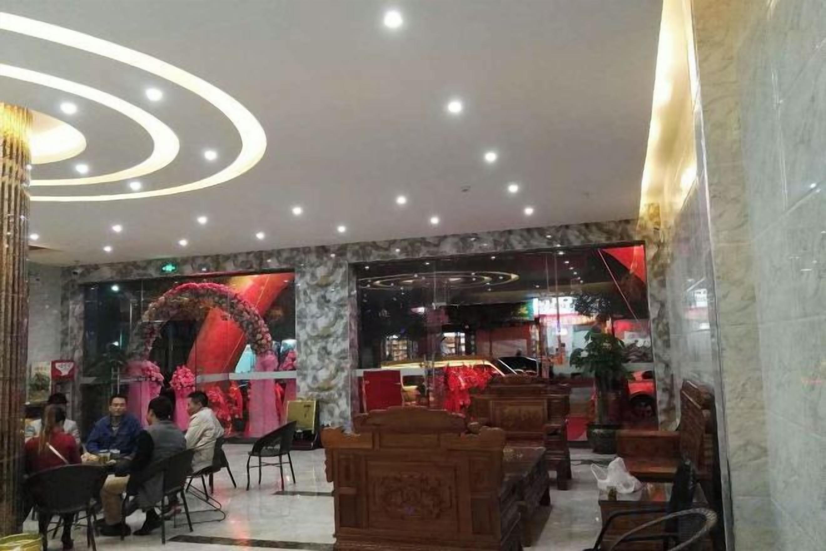 Eine Hotelhalle mit Marmorböden, Sitzbereichen und einer Rezeption.
