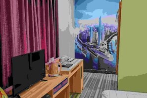 Une chambre avec un lit, un bureau équipé d’un ordinateur, une télévision et une grande fenêtre donnant sur le paysage urbain.