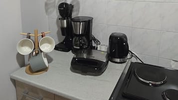 Réfrigérateur, four, cafetière/bouilloire, bouilloire électrique