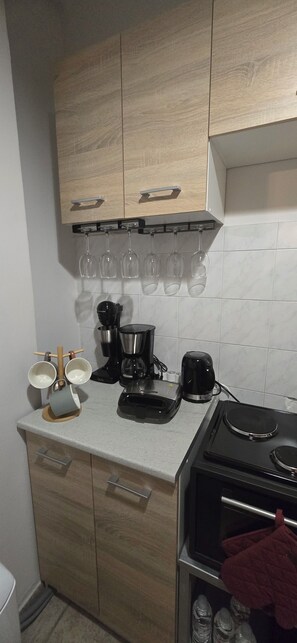 Fridge, oven, coffee/tea maker, electric kettle - Your Business-Class Stay in the Heart of Larissa (Larisa)