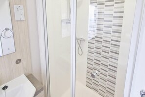 Shower, hair dryer, towels - 3 Bedroom Holiday Home Sleeps 8 - Pets - Pool (Lincoln)