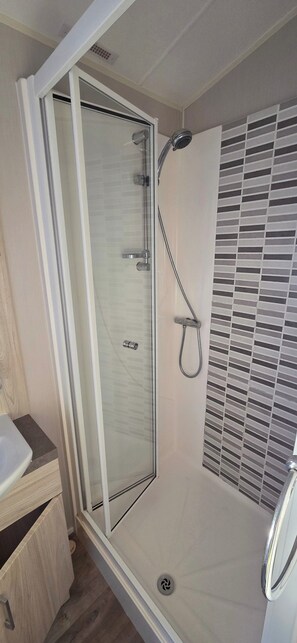 Een douche, een haardroger, handdoeken