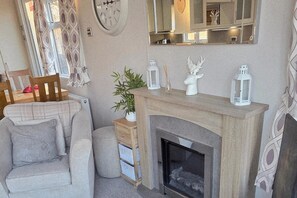 TV, fireplace - 3 Bedroom Holiday Home Sleeps 8 - Pets - Pool (Lincoln)