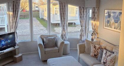 3 Bedroom Holiday Home Sleeps 8 - Pets - Pool