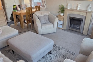 TV, fireplace - Lush Family Friendly Holiday Home Tattershall (Lincoln)