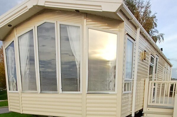 Exterior detail - 3 Bedroom Holiday Home Sleeps 8 - Pets - Pool (Lincoln)