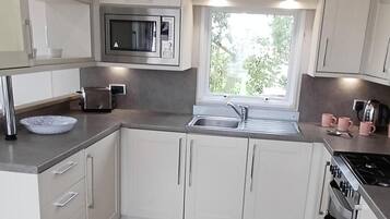 Lemari es, microwave, oven, dan kompor