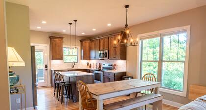 Greenbrier Landing: Tranquil Luxury on 6 Acres