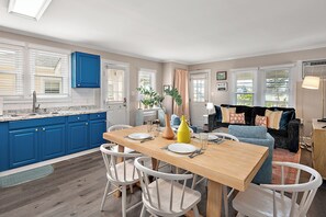 Interior - Coastal-Chic · Pool, Bay View & Balcony·Walk2Beach (Ocean City)