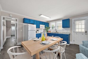 Dining - Coastal-Chic · Pool, Bay View & Balcony·Walk2Beach (Ocean City)