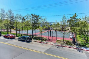 Property grounds - Coastal-Chic · Pool, Bay View & Balcony·Walk2Beach (Ocean City)