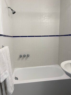 Bruser, hårtørrer, håndklæder, Toiletpapir