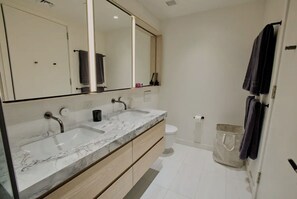 Sèche-cheveux, serviettes fournies, papier toilette