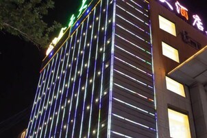 Un edificio con múltiples ventanas y un letrero con caracteres chinos.