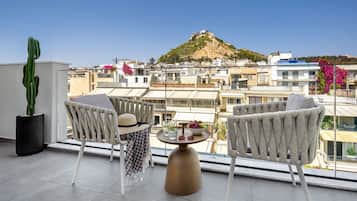 Attico panoramico, vista mare parziale | Terrazza/patio