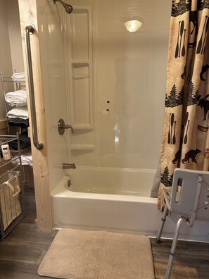 Asciugacapelli, asciugamani, sapone, carta igienica