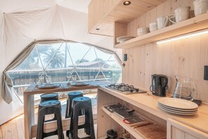 Minikylskåp, spishäll och grytor/köksredskap