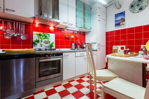 Apartment (Three Bedroom Apartment) | Dapur peribadi | Peti sejuk 