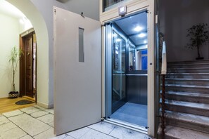 Appartement (Three Bedroom Apartment) | Escalier