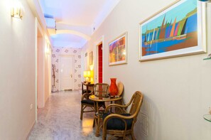 Lägenhet (Three Bedroom Apartment) | Vardagsrum | 32-tums platt-tv med kabelkanaler