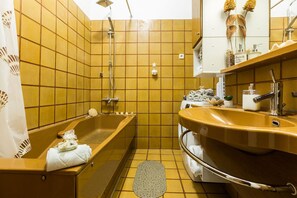 Apartment (Three Bedroom Apartment) | Bathroom | Bathtub, towels - Charming Apartment in Zadar With City Views (Zadar)