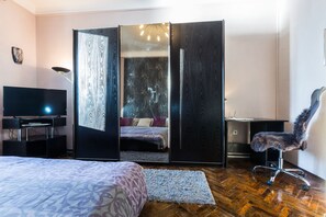 Apartment (Three Bedroom Apartment) | 3 bilik tidur, katil bayi/kot (surcaj) 