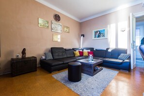 Lägenhet (Three Bedroom Apartment) | Vardagsrum | 32-tums platt-tv med kabelkanaler