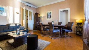Un salon moderne avec un canapé, une table basse et un coin repas.