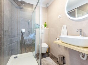 Apartment (Two Bedroom Holiday Home with Private) | Bathroom
