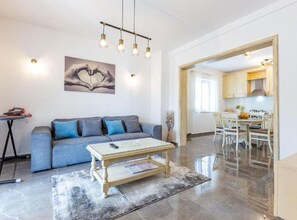 Lejlighed (Two Bedroom Holiday Home with Private) | Stue | 32-tommers fladskærms-tv med satellitkanaler