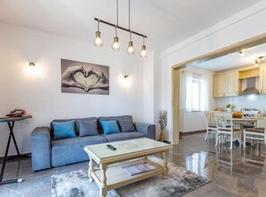 Apartamento (Two Bedroom Holiday Home with Private) | Sala de estar | Televisión de pantalla plana de 32 pulgadas con canales por satélite