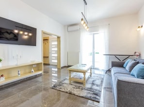 Appartement (Two Bedroom Holiday Home with Private) | Salle de séjour | Télévision à écran plat de 32 pouces avec chaînes par satellite