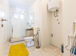 Apartment (Charming Zadar Apartment Near Old Tow) | Bathroom | Shower, towels
