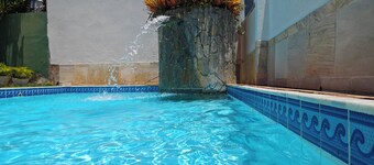 4/4 house in a gated community and next to a bar on Guarajuba beach. Total security.