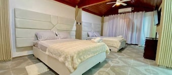 Dashari room C2-1 Close to the boardwalk and 10 minutes from the beaches.