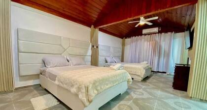 Dashari room C2-1 Close to the boardwalk and 10 minutes from the beaches.