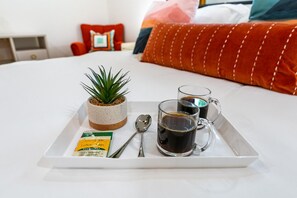 4 عدّة غرف نوم ومكتب ومكواة/لوح كي وسرير سفر