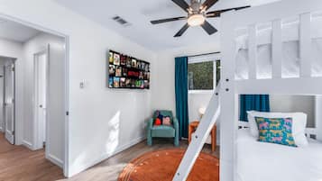 4 habitaciones, escritorio y tabla de planchar con plancha