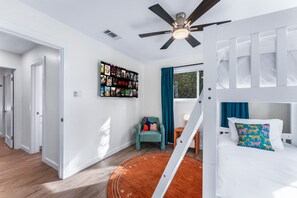 4 bedrooms, desk, iron/ironing board, travel crib - Heated Pool~Game Room~Firepit~Domain~Q2 Stadium (Austin)