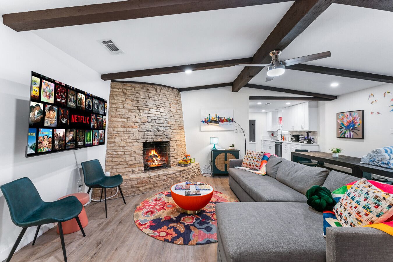 Een smart-tv en een open haard