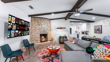 Een smart-tv en een open haard