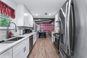 ثلاجة، ميكروويف، فرن، موقد طهي مسطح