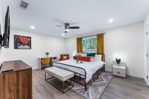 4 chambres, bureau, fer et planche à repasser, lit de bébé portatif