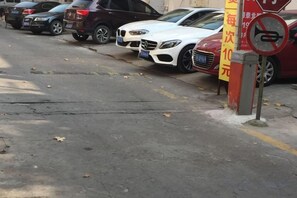 A street with parked cars and a no parking sign. - TongTai Preferred Hotel (Shanghai)