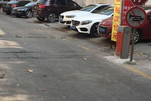 مواقف سيارات مجانية