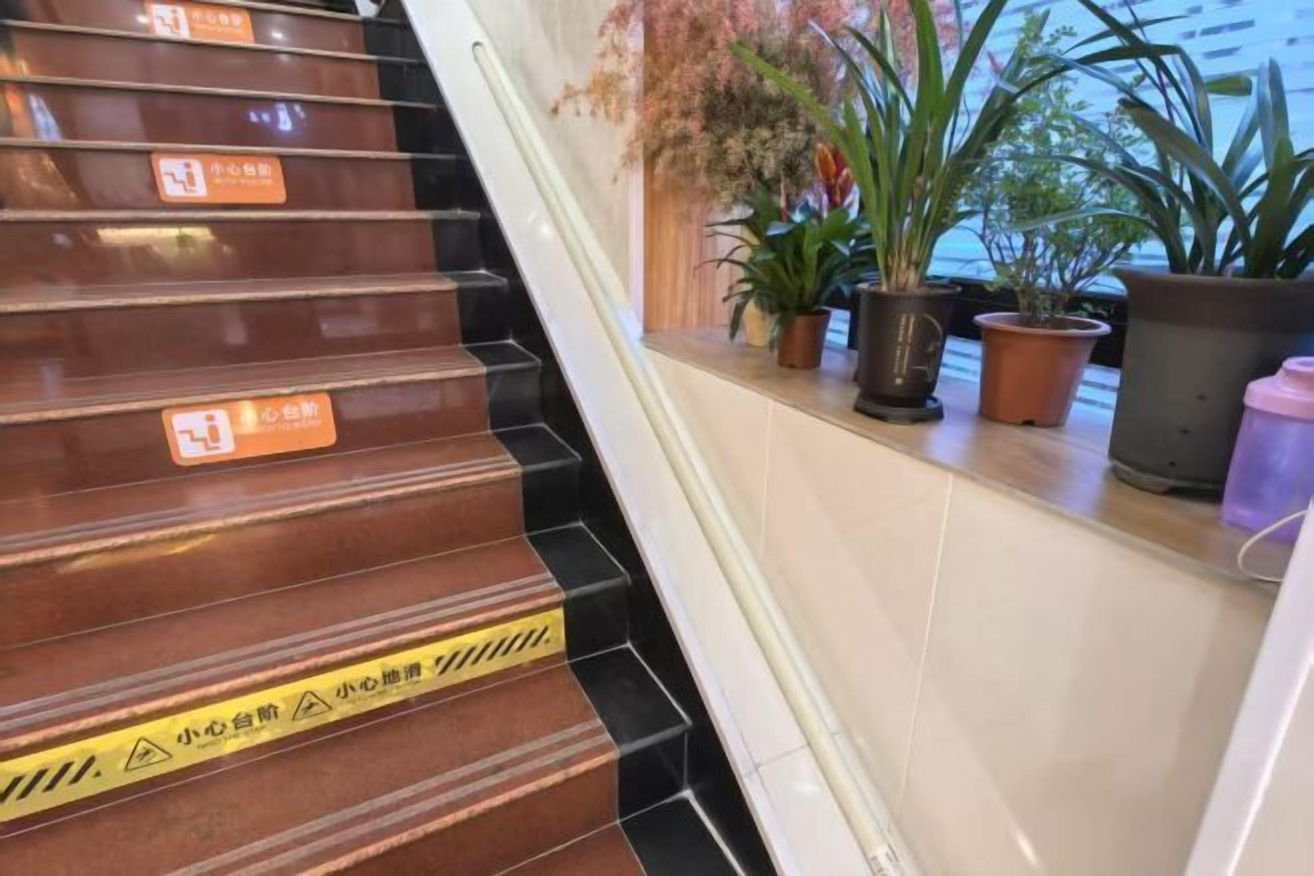 المنشأة من الداخل