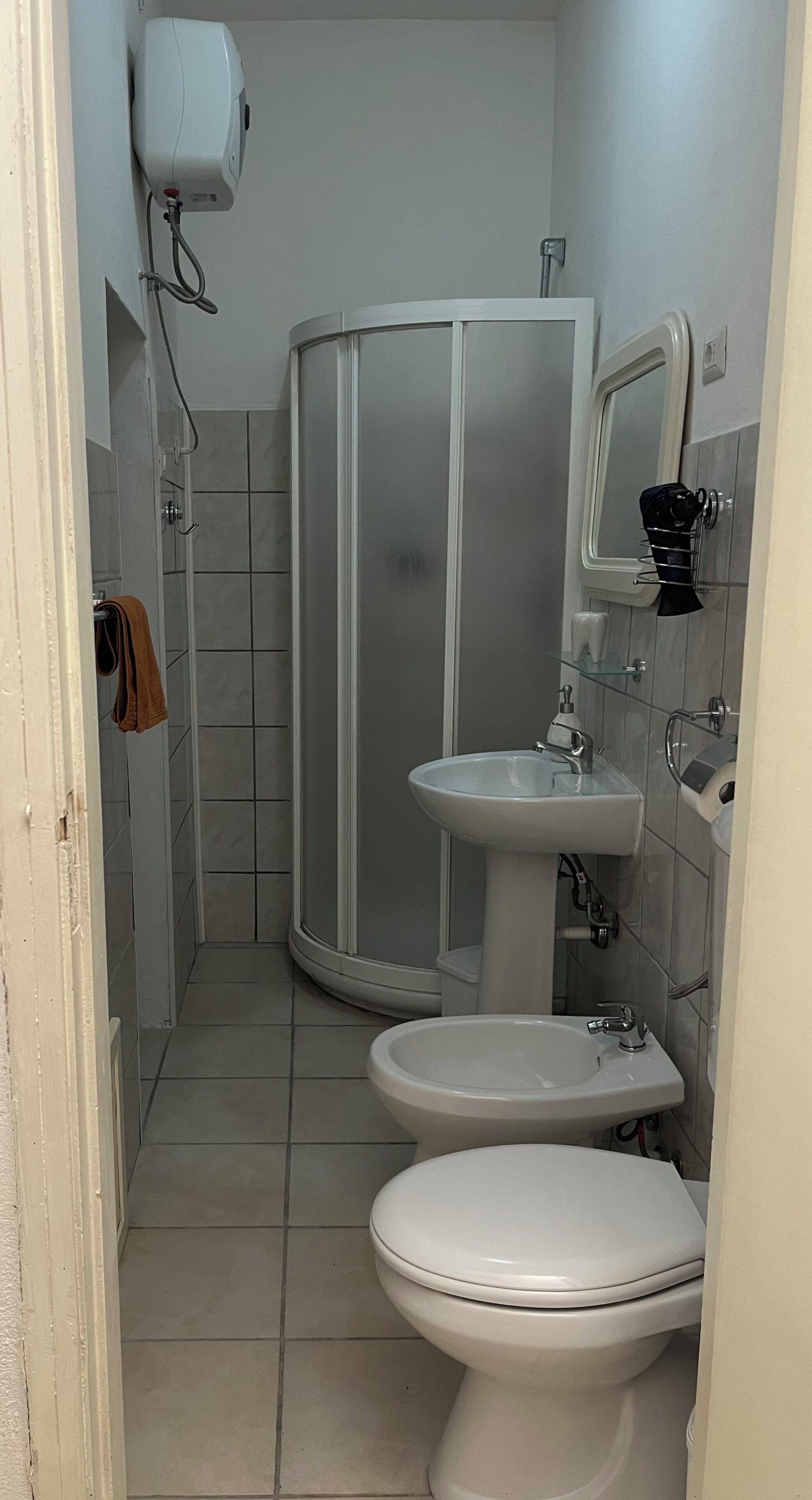 Een douche, milieuvriendelijke toiletartikelen, een haardroger