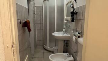 Doccia, asciugacapelli, bidet, asciugamani