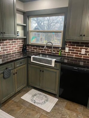 Fridge, microwave, oven, stovetop - Glamorous Cozy Fort Worth Home (North Richland Hills)